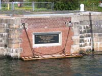 Minnestavla vid slussen påminner om att det var Otto von Bismarck, Hermann Dahlström och Otto Baensch som banade väg för kanalen. Minnesplattan sattes upp i samband med 100-årsjubileet 1995.